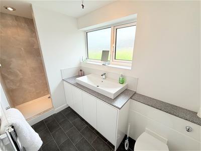 EN-SUITE SHOWER ROOM
